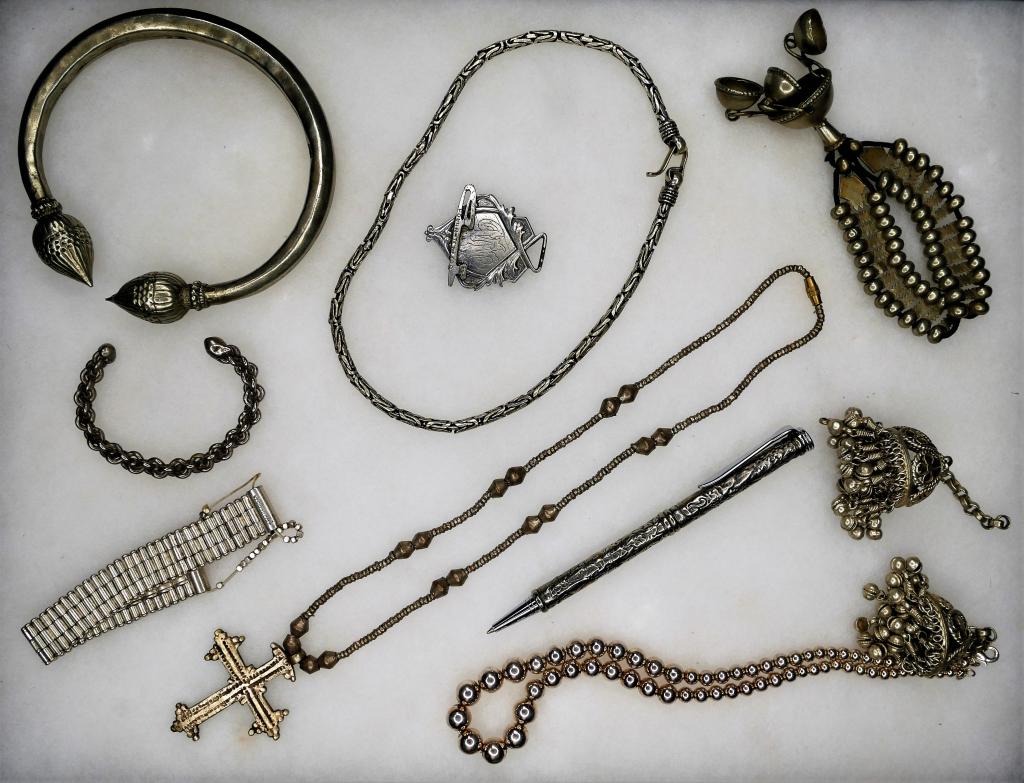 Lot of Vintage Jewelry: Group of Vintage Jewelry and Pen including Neckalces and Bracelets. All appear to be in good overall condition.