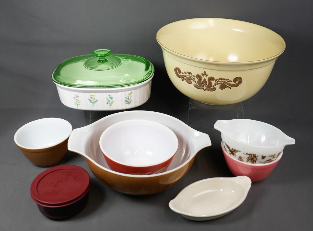 Pyrex Mixing Bowl and Corning Ware (1 of 13)