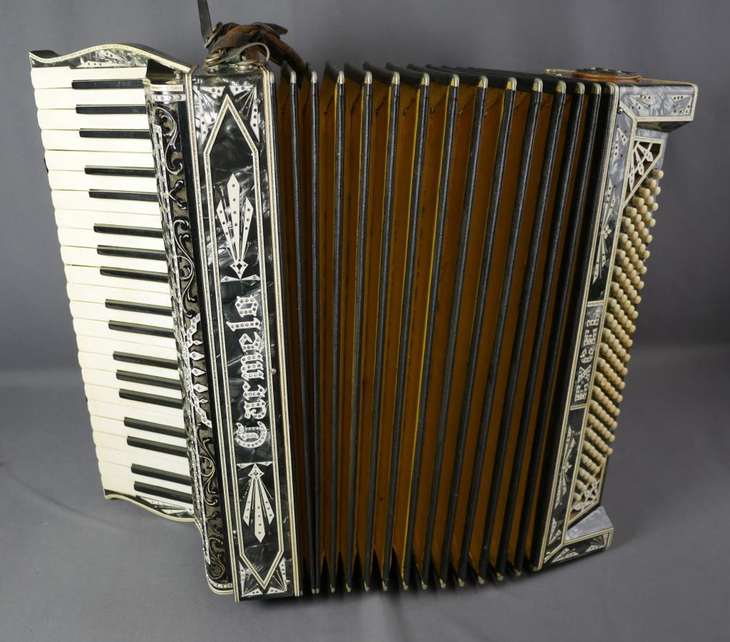 Vintage Iatlain Carmelo Excel Accordion: Vintage Iatlain Carmelo Excel Accordion. Good overall condition showing some age related wear, untested. Case shows wear.