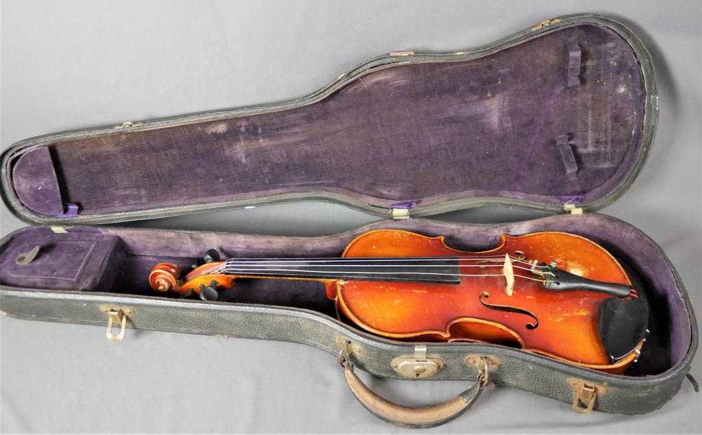 Vintage German Franz Joseph Pfretschner Violin: Mid Century Copy of Franz Joseph Pfretschner Violin. 22" long. Good overall condition showing some wear. Comes with case.
