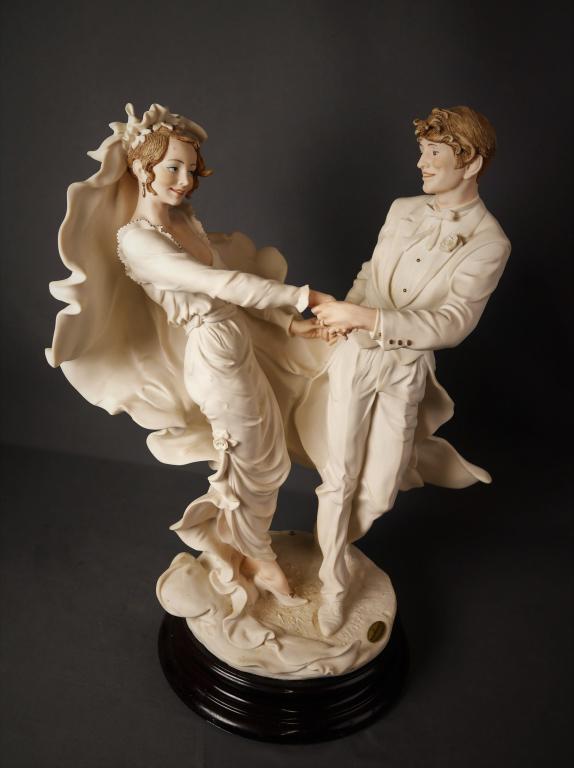 Giuseppe Armani "Wedding Waltz" 0493F Figurine: Giuseppe Armani "Wedding Waltz" 0493F Figurine. Measures 17" tall. Good Condition.