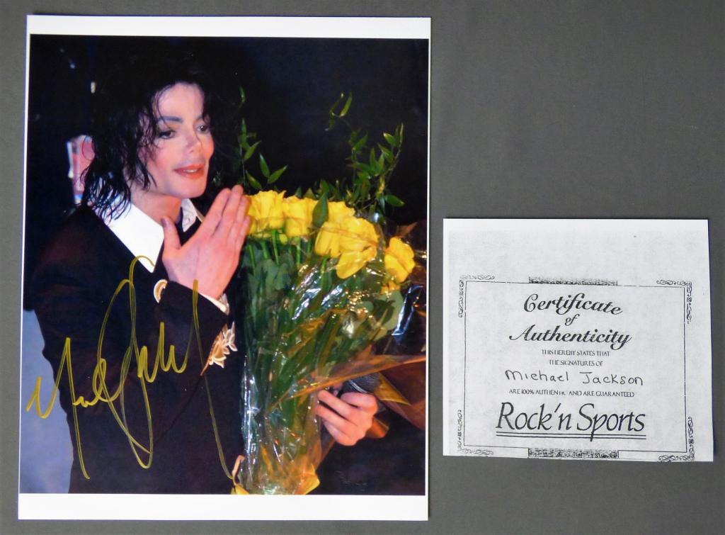 Michael Jackson Signe/ Autographed Photograph (1 of 4)