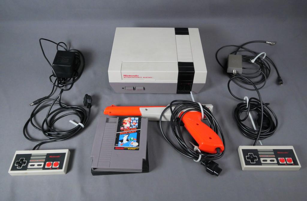 Original NES Nintendo Video Game System 1985: Original NES Nintendo Video Game System with two controllers, gun and Super Mario Bros/ Duck Hunt Game + Bonus Xbox 360 Games. Alla re in good overall condition, untested.