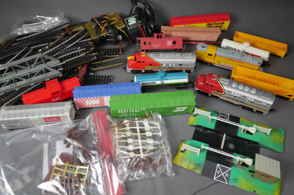 Vintage HO Scale RR Trains, Engines, Cars & Tracks (1 of 9)
