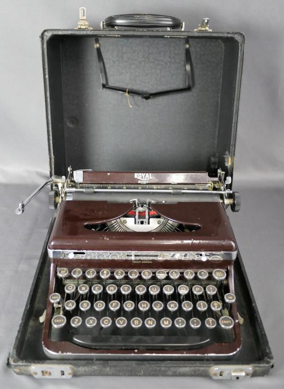 Antique Royal Quiet Portable Typewriter in Case: Antique Royal Quiet Portable Typewriter in original case. Appears to be in good overallcondition showing some age related wear. Untested.