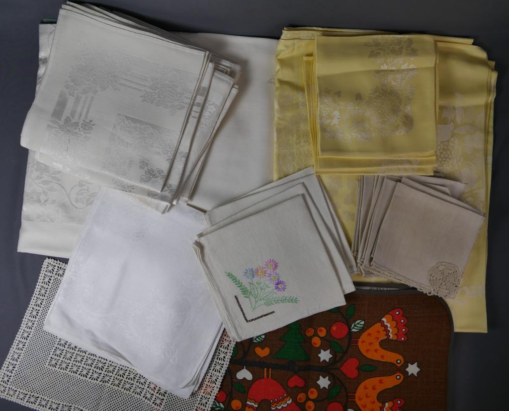 Large Lot of Vintage Linen Tablecloth & Napkins: Large Lot of Vintage Linen Tablecloth & Napkins.