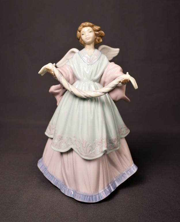Lladro "Joyful Offering" Angel Tree Topper Figurin (1 of 5)