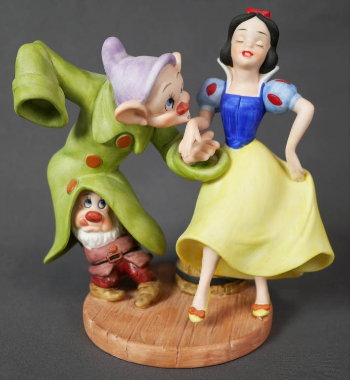 Disney's Magic Memories Snow White Figurine (1 of 6)