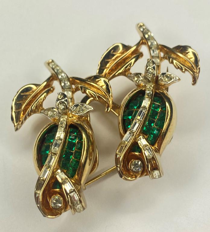 Vintage Corro Duette Double Flower Pin Brooch: Vintage Corro Duette Double Flower Brooch with green stones. Signed on verso. 2" x 2". Good Condition.