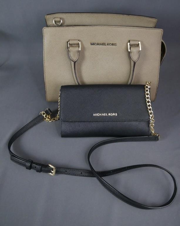Michael Kors Ladies Designer Handbag & Purse: Michael Kors Ladies Designer Handbag & Purse. Measure 14" x 8" & 8" x 5". Good Condition. Esquis Auction does not have specialists on designer purses and handbags and we can not guarantee authenticity
