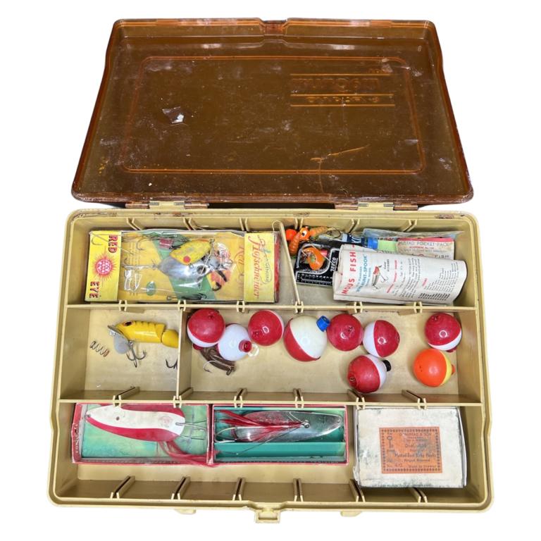 Vintage Fishing Tackle Box w/ Lures & Baits (1 of 3)