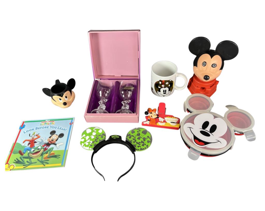 Walt Disney's Mickey & Miinie Mouse Collectibles: Walt Disney's Mickey Mouse Collectibles.