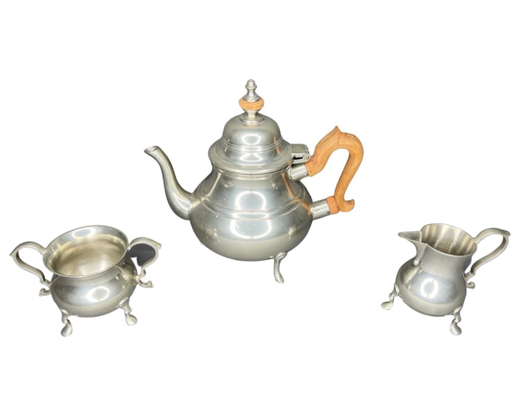 Kirk Stieff Pewter Colonial Williamsburg Teapot: Kirk Stieff Pewter Colonial Williamsburg Coffeepot / Teapot Set with Creamer and Sugar Bowl. Teapot is 8 1/2" tall. All are in good condition.