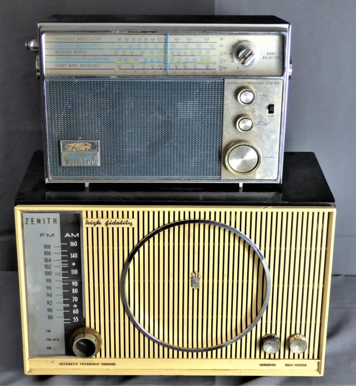 Two VIntage Zenith Radios- Inter Oceanic Multiband (1 of 12)