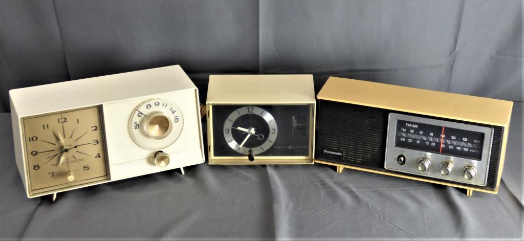 3 Vintage Clock Radios- GE & Panasonic (1 of 11)
