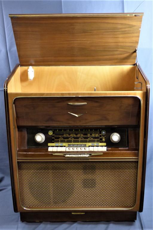 1950's Grundig Majestic 8058 Radio/ Vinyl Player (1 of 12)