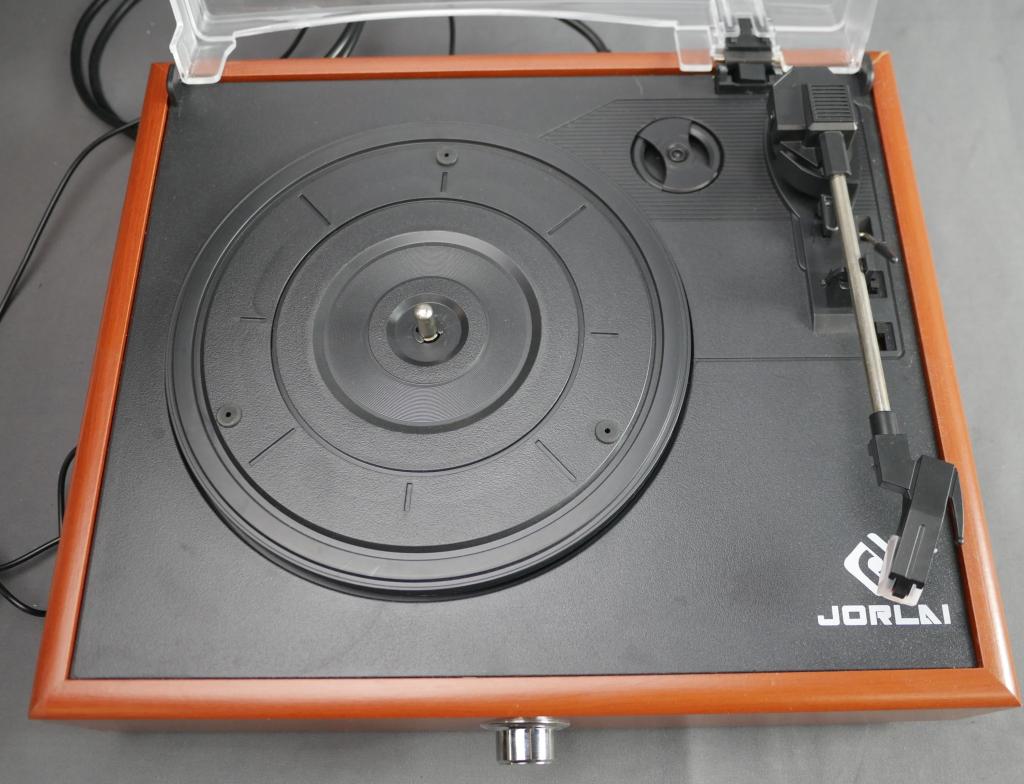 Jorlai Model TT100PC Record Player: Jorlai Model TT100PC Record Player. Works, cover hinges broken.