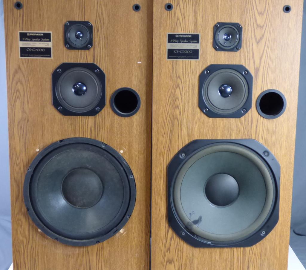 Pair of Pioneer CS-G7000 Floor Speakers: Pair of Pioneer CS-G7000 Floor 3 Way Speakers. good overall condition, some wear to cabinets. Untested.