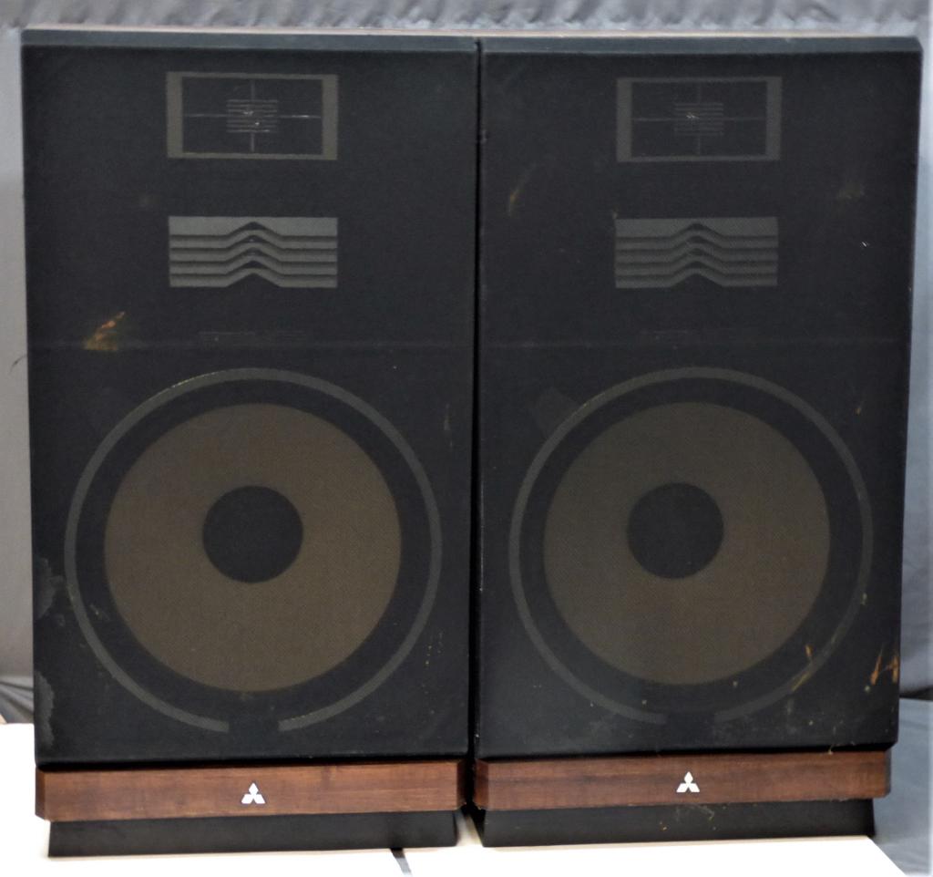 Pair of Mitsubishi SS-152 150 Watt Floor Speakers: Pair of Mitsubishi SS-152 150 Watt Floor Speakers. Good overall condition, untested.
