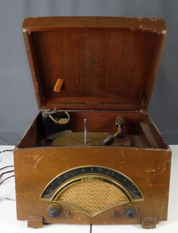 1940's Zenith 6R084 Radio / Vinyl Player (1 of 8)