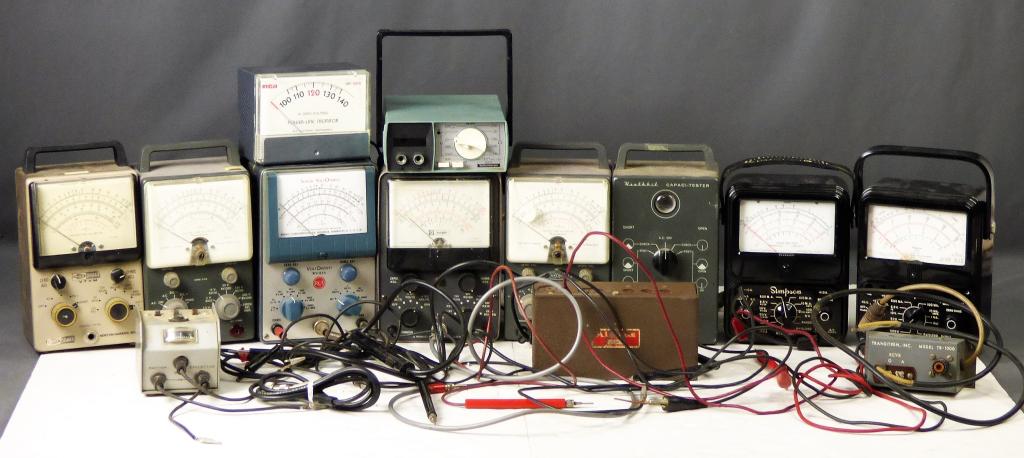 Lot of Vintage Voltmeters, Ohm-Miliameters, Capasi (1 of 18)