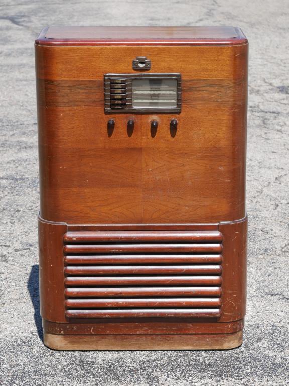 1938 GE General Electric G75 Tube Radio: 1938 GE General Electric G75 Tube Radio. Used, shows some wear, upper back panel has to be reattahced, lower back panelis missing, untested.