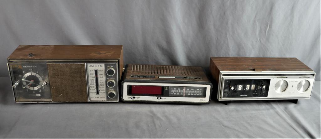 3 Vintage Alarm/ Clock/ Radios- Philco, Zenith, Se (1 of 7)