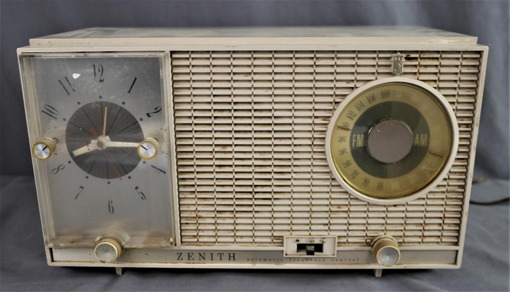 1960's Vintage Zenith Model L727 Radio (1 of 5)