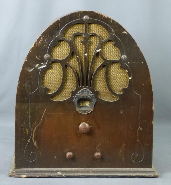 1930's Philco Baby Grand Cathedral Tube Radio (1 of 8)