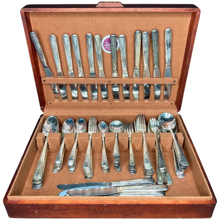 Vintage Camelia Silverplate Flatware Set in Chest (1 of 5)