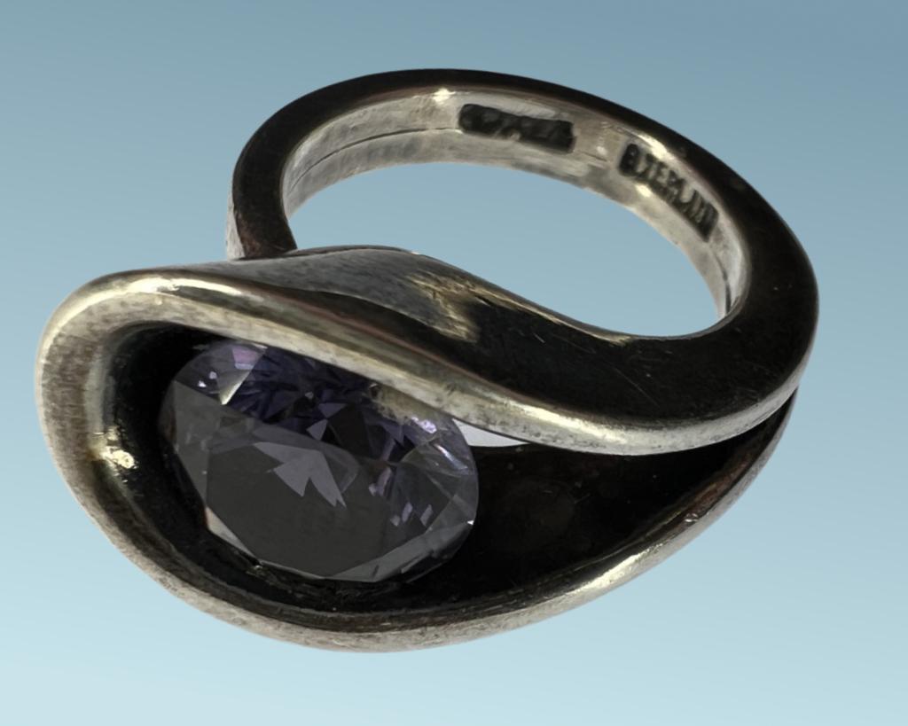 Elegant Ladies Sterling Silver Ring w/ Amethyst (1 of 5)