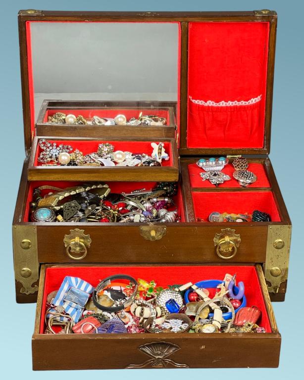 Large Jewelry Box filled with Vintage Jewelry (0168A) on Jan 10, 2023 Esquis Auctions in IL