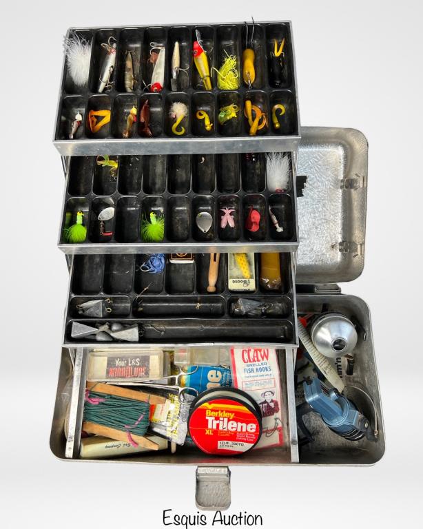 Vintage Fishing Tackle Box W/ Lures & Accessories (1 of 7)
