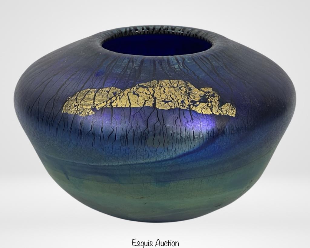 Robert Elckhort Metalic Iridescent Art Glass Vase: Robert Elckhort Art Glass Vase. Signed at the bottom. 5" x 7 1/2". Good Condition