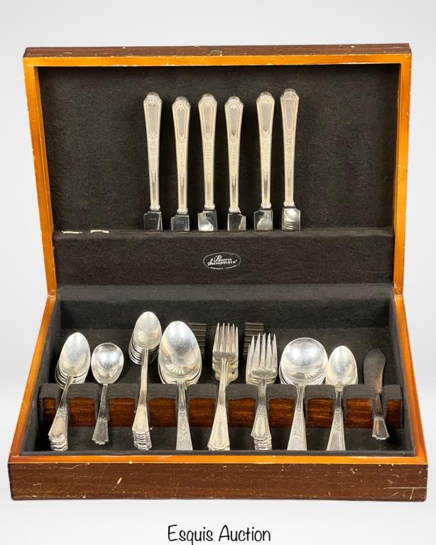 Vintage 1847 Rogers Bros Ancestral Patt Silverware: Vintage 1847 Rogers Bros Ancestral Pattern Silverware in Wooden Chest.