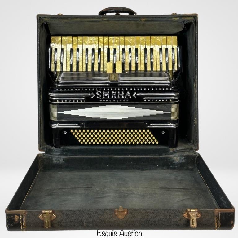 Vintage F. Piatanesi Chicago Accordion with Case: Vintage F. Piatanesi Chicago Accordion with Case. Good overall condition, normal age related wear.