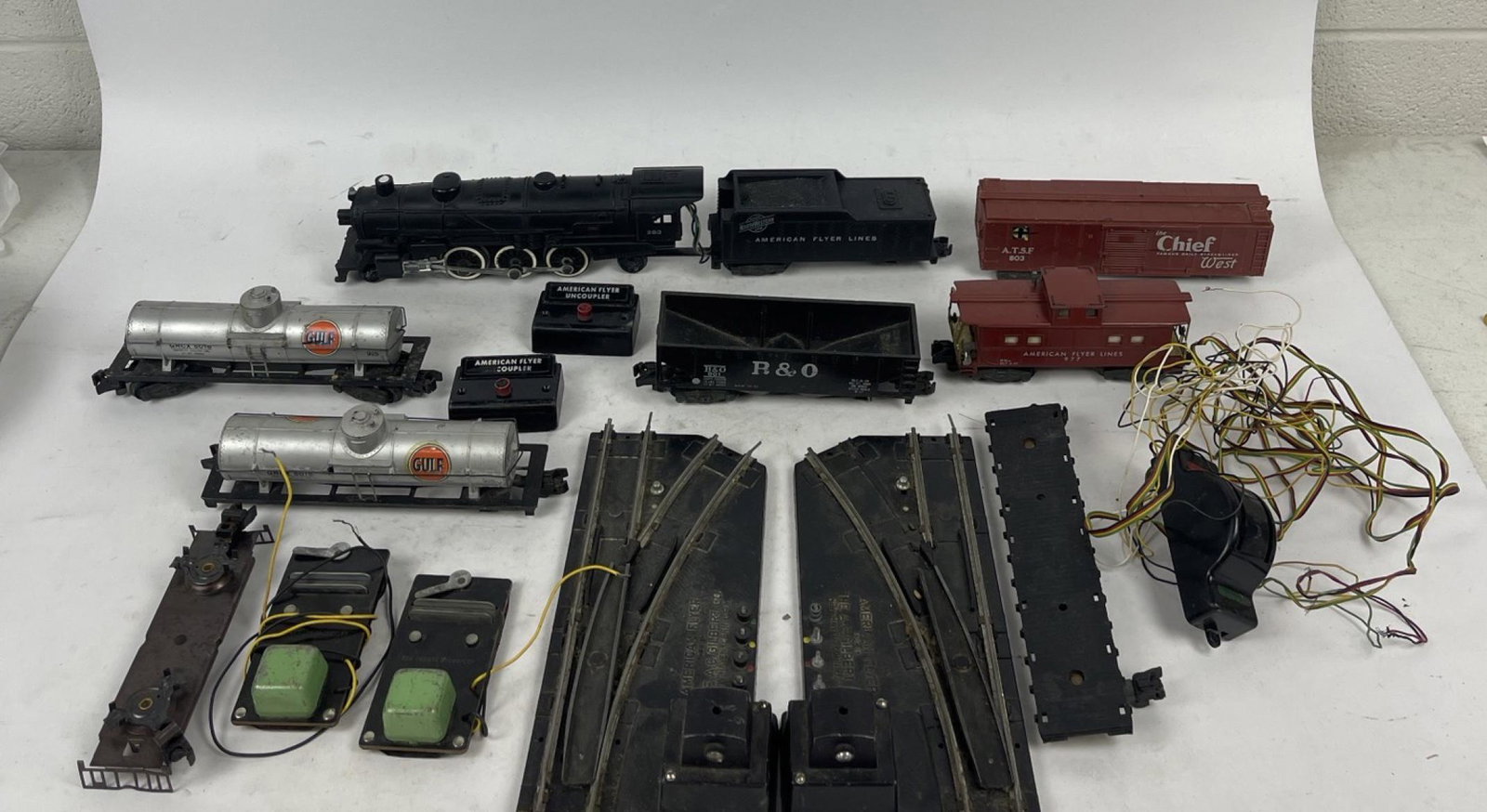 Vintage American Flyer Lines LOT OF Trains: Vintage American Flyer Lines Lot Of Trains,Locomotive Nr.283,Coupler,Etc,Untested,Good Condition Overall.