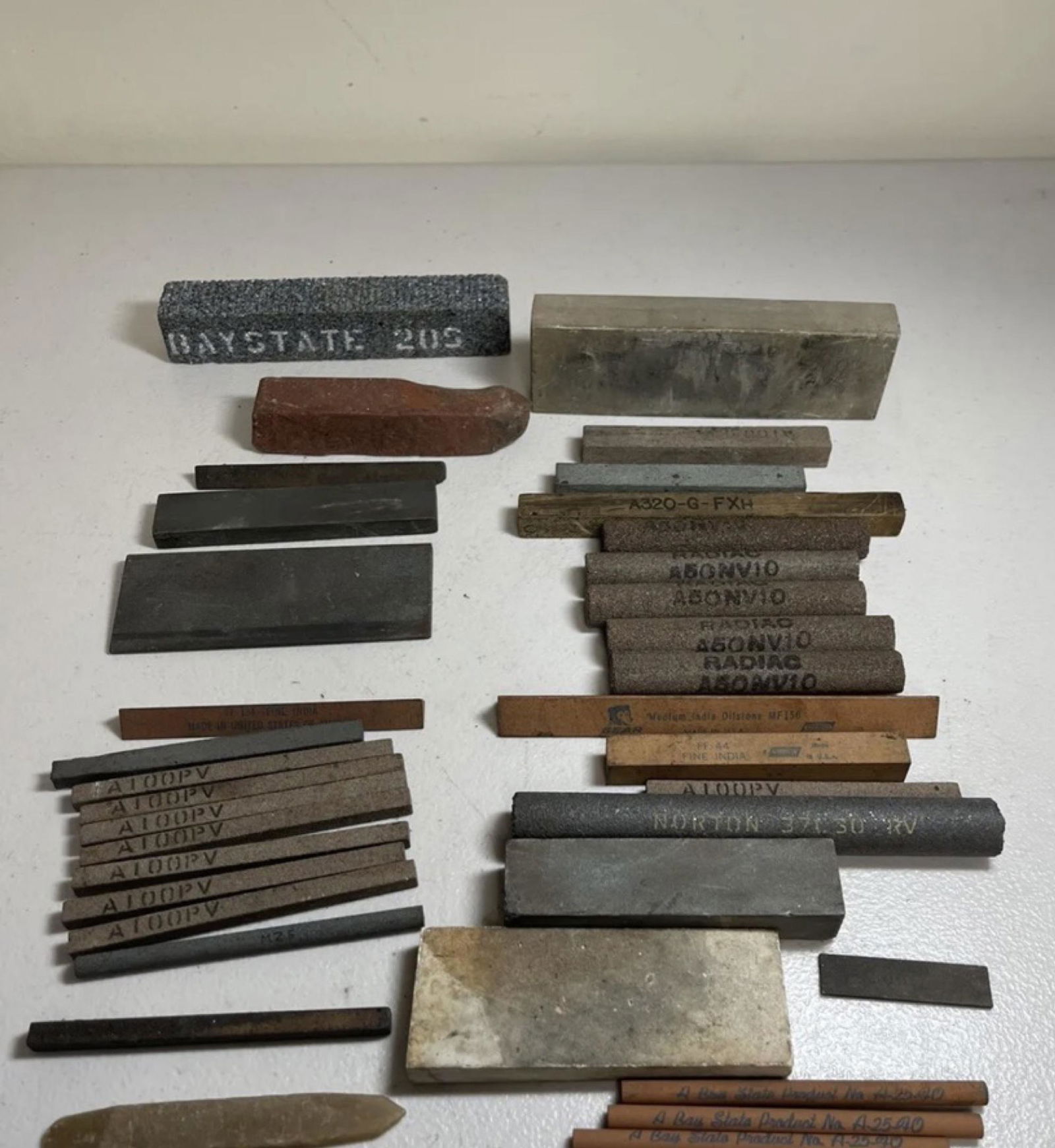 Vintage huge lot of vintage oilstone / sharpening (1 of 13)