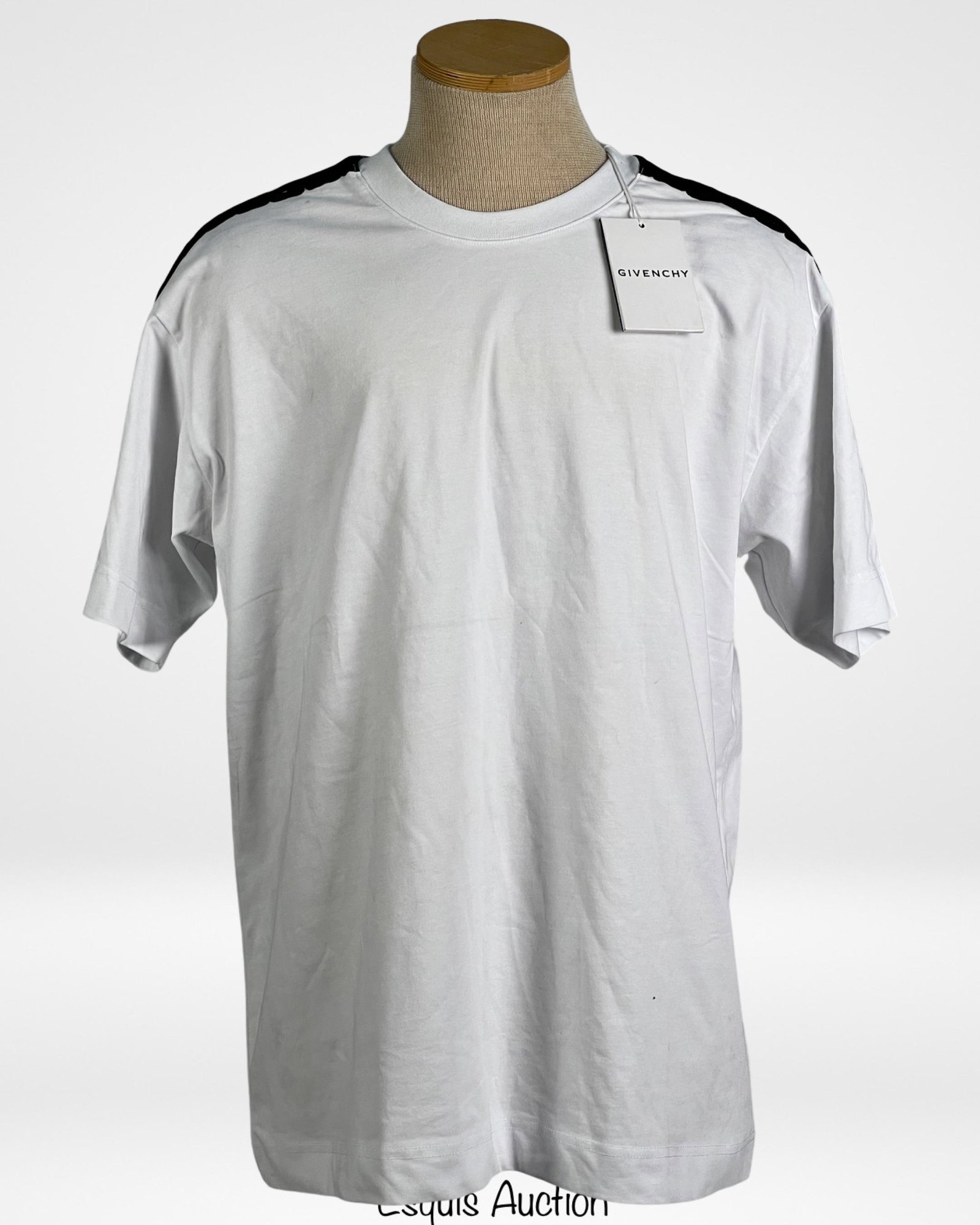 Givenchy Men's White T-Shirt - XL: This Givenchy Men's White T-Shirt is a classic and versatile wardrobe staple. With its clean and minimalist design, this white t-shirt can be easily paired with various outfits, making it suitable for