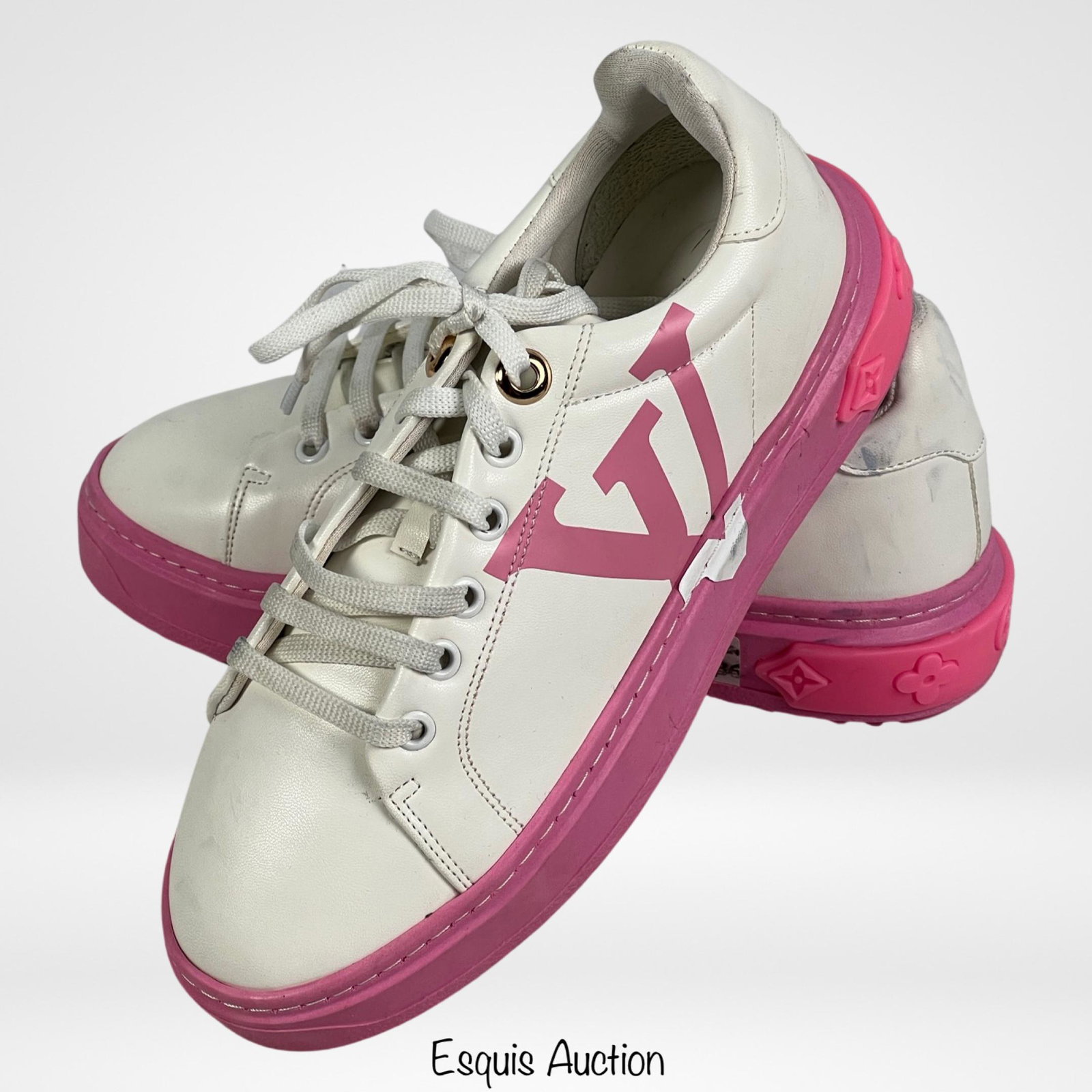 Louis Vuitton White Lady's Sneakers w pink LV Logo: These Louis Vuitton white sneakers feature a stylish pink "LV" logo on the sides, adding a touch of luxury to your footwear collection. With a size of 5.5 (36), they are designed to provide a comforta