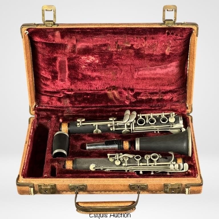 Vintage Getzen Deluxe Elkhorn Wis. Clarinet: Vintage Getzen Deluxe, Elkhorn Wis. Clarinet in Case. Serial # 56965. Good overall condition.