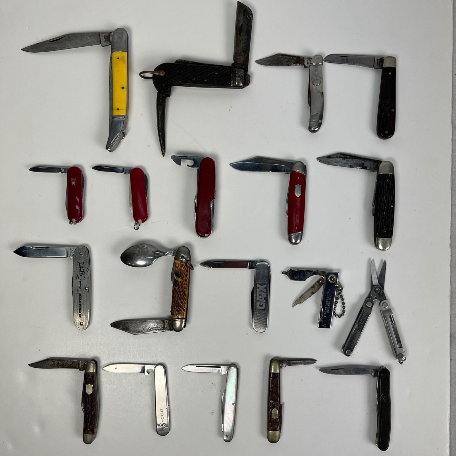 Assortment of Vintage Pocket Knives: Lot of Vintage Pocket Knives including Sabre, Imperial, Kutmaster, Camillus, Paul A. Henckels Solingen, Colonial, Leatherman, Butt 42 British Army Knife, etc... Some might be as found.