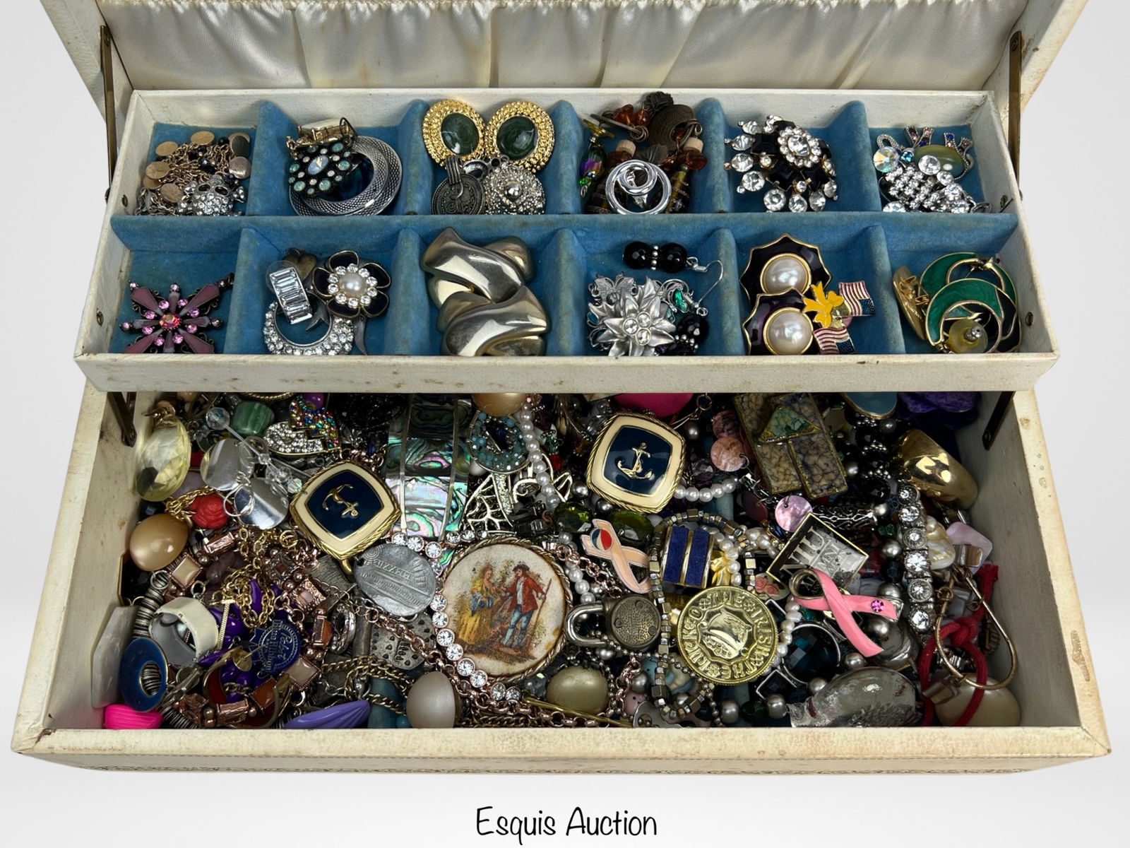 Vintage Jewelry Box full of Vintage Jewelry (1 of 7)