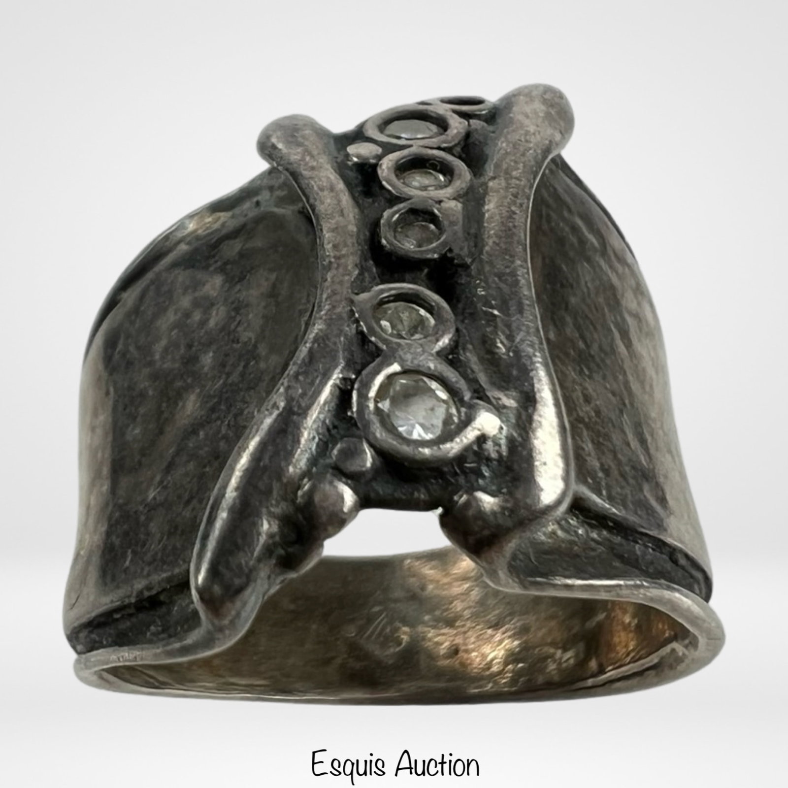 Vintage Sterling Silver & Crystals Lady's Ring: Elevate your elegance with this vintage sterling silver and crystals lady's ring. The timeless design and intricate detailing make this ring a versatile and charming addition to any jewelry collection