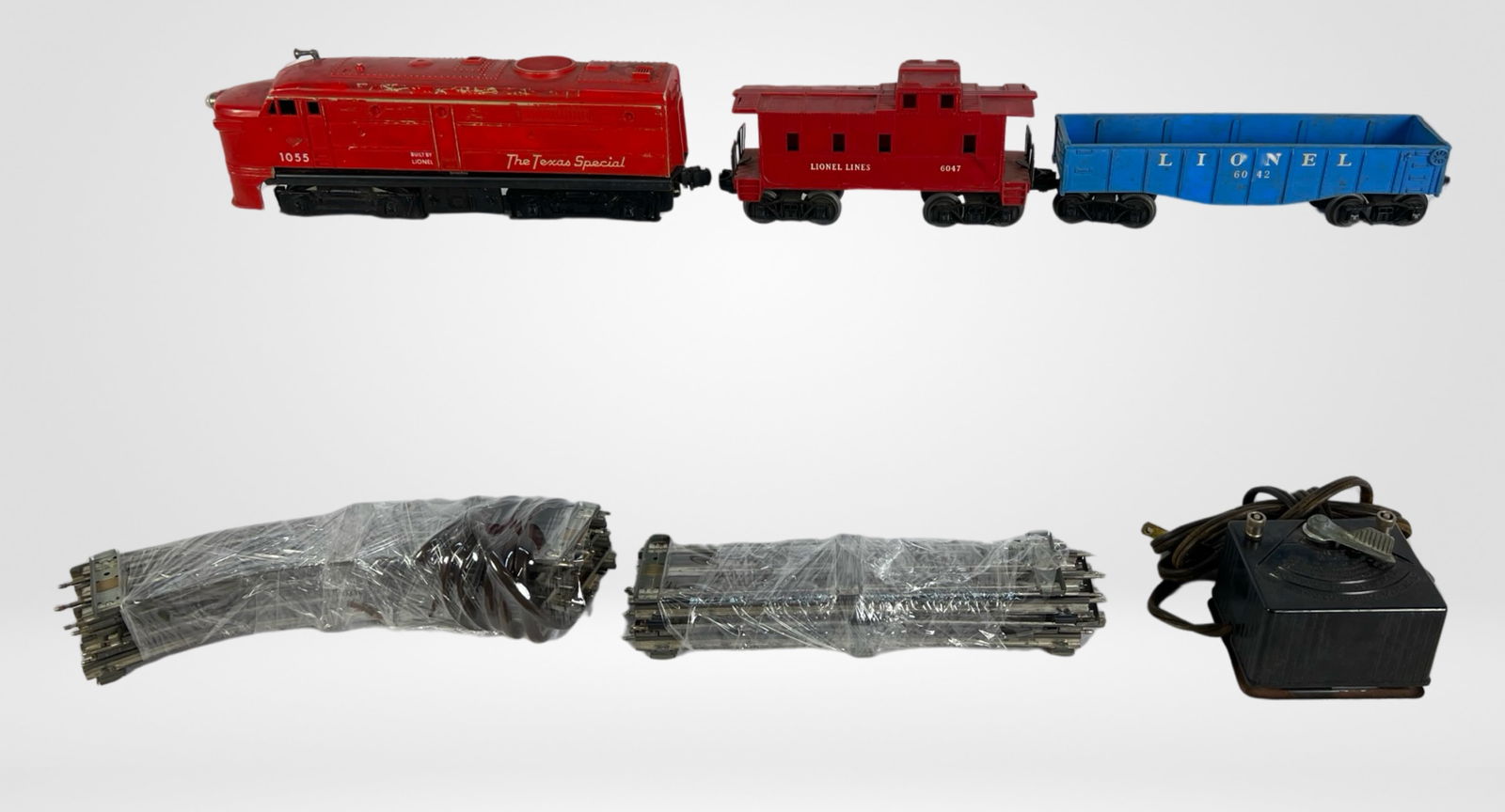 Vintage Lionel 0 Gauge Train Engine, Cars, Tracks (1 of 6)