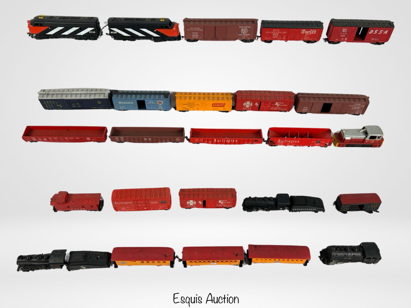 Lot of Vintage HO Scale Traine Engines & Cars (1 of 5)
