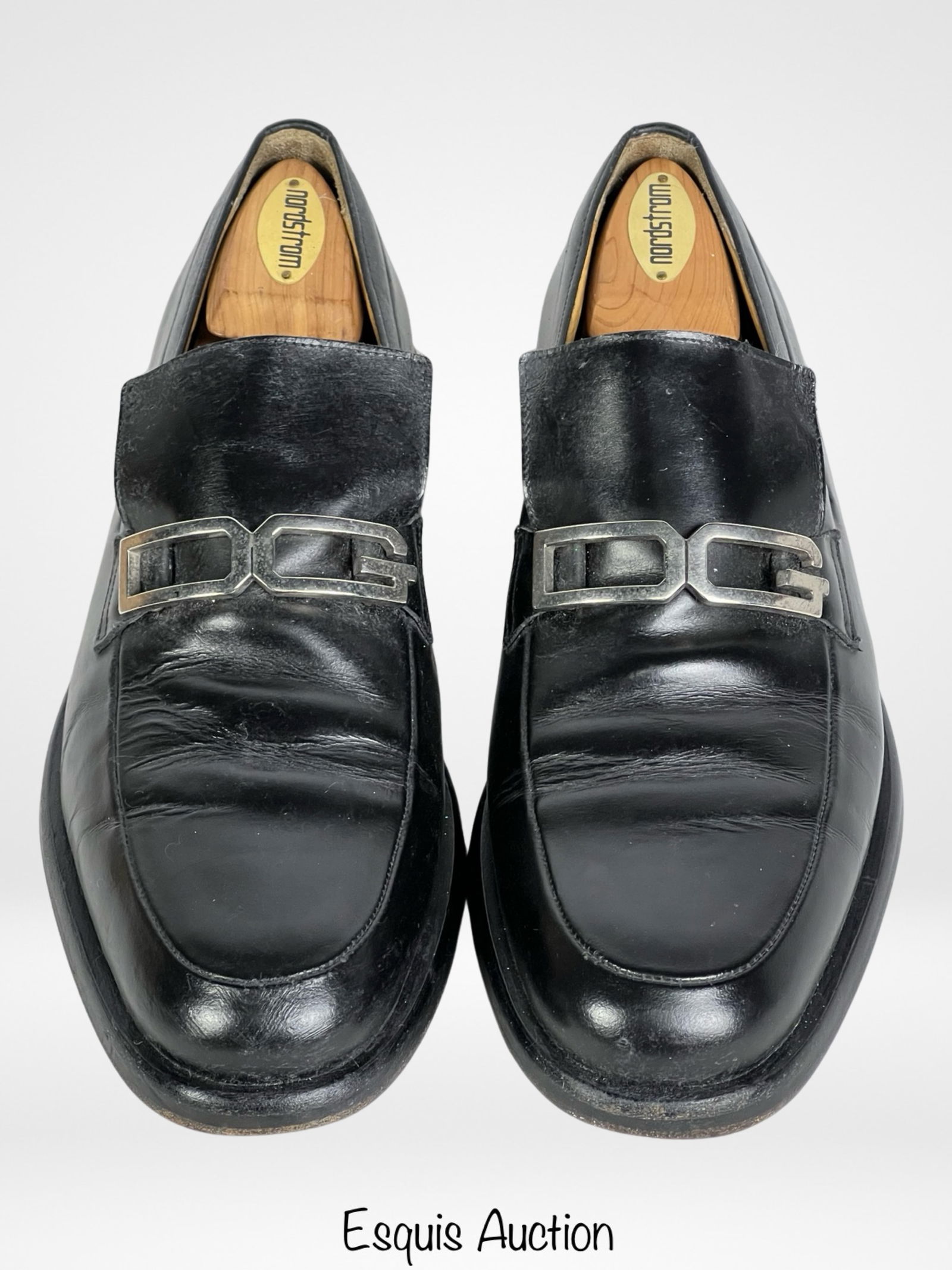 Dolce & Gabbana Men's Black Leather Loafers Shoes: levate your footwear collection with these sophisticated Dolce & Gabbana Men's Interlocking DG-Plaque Loafers. Crafted with meticulous attention to detail, these loafers showcase the iconic DG plaque,