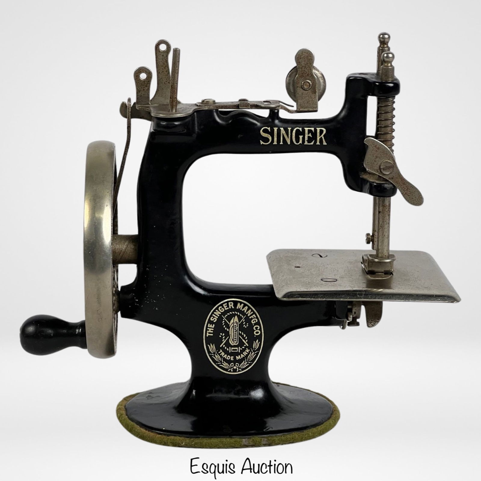 1920's Singer Hand Crank Girl's Sewing Machine (1 of 4)