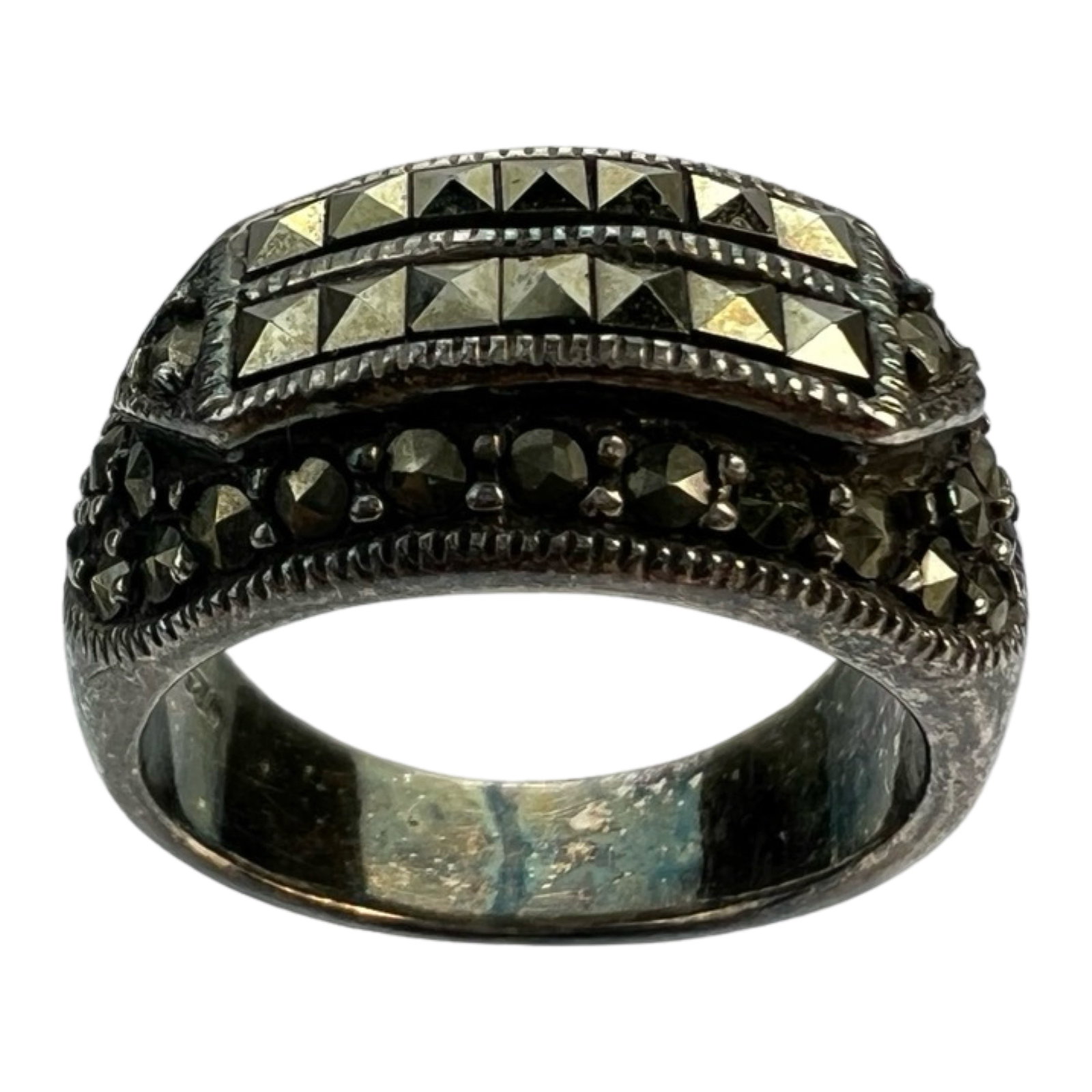 Ladies Sterling Silver Marcasite Ring: Ladies Sterling Silver Marcasite Ring. Size- 7. Good Condition.
