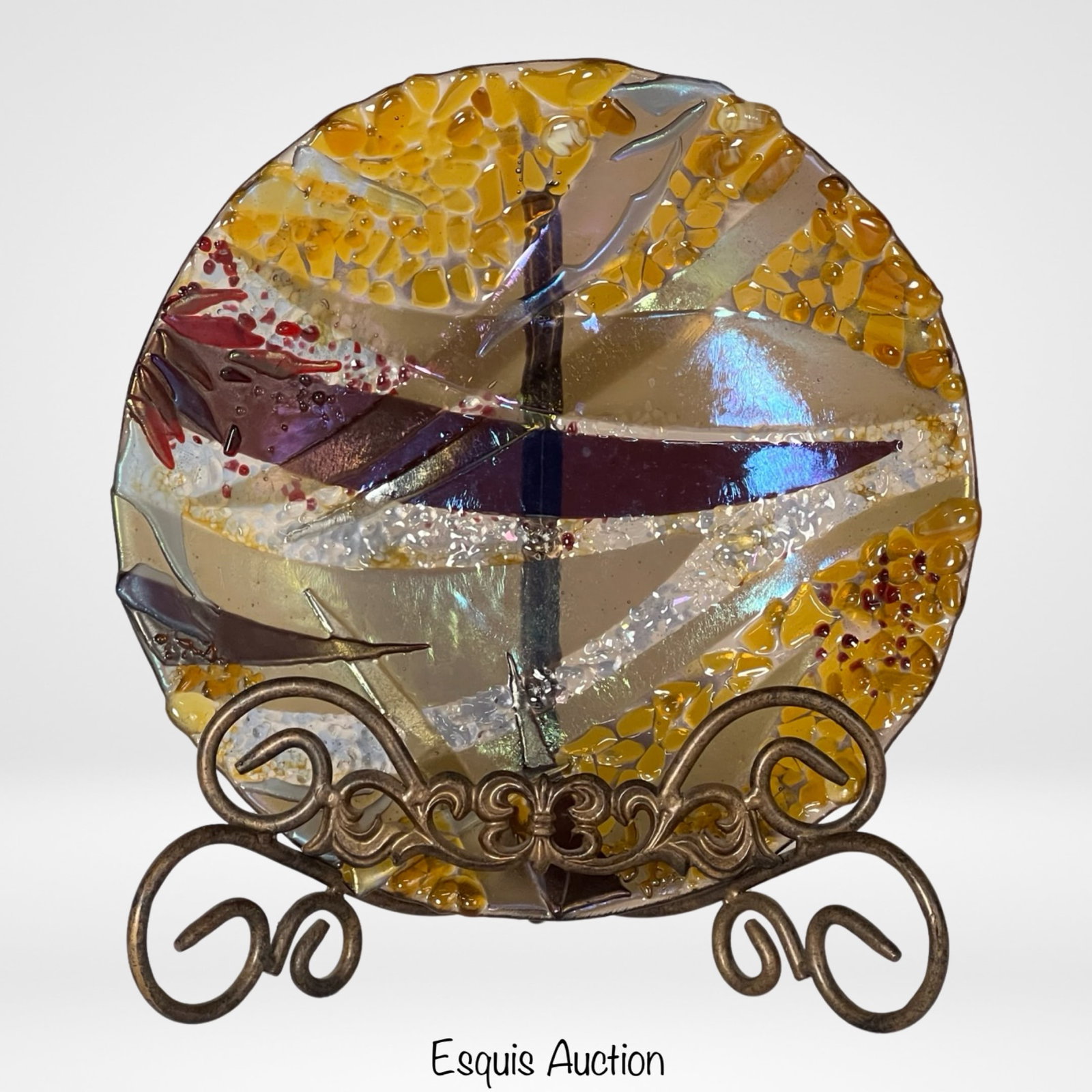 Susie Zeitner Modernist Fused Art Glass Charger: Offered is a remarkable modernist fused art glass charger/plate crafted by the talented artist Susie Zeitner. This exquisite piece, measuring 13 1/2 inches in diameter, exemplifies Zeitner's mastery o